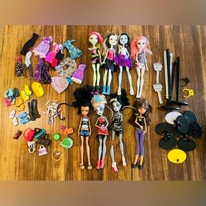 8 Monster High Dolls & Accessories Bundle